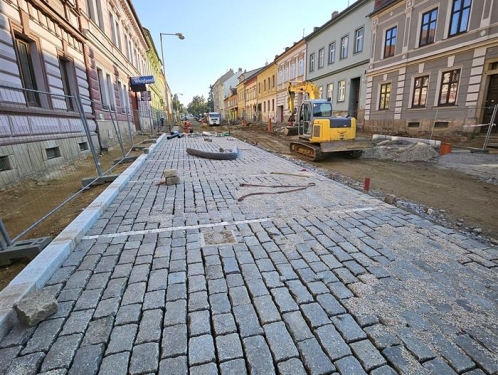 Vydatné deště rekonstrukci horní části Žižkovy třídy nezastavily