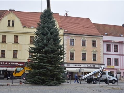 Velké náměstí už zdobí vánoční strom